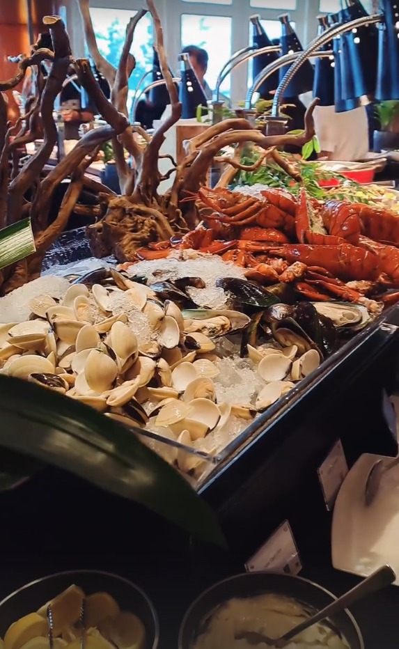 Lobster, clams and mussels on ice
