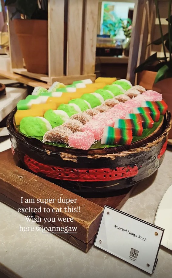 A tray of colourful assorted nonya kueh